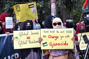 APP52-021025 LAHORE: October 02 – Civil society members protest outside the Press Club against the Israeli attack on a convoy carrying aid supplies for Palestinians, and the arrest of former Senator Mushtaq Ahmed along with members of the International Sumud Flotilla.