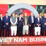 Federal Minister for Commerce Jam Kamal Khan, Vietnam’s Minister of Industry and Trade H.E. Nguyễn Hồng Diên, Federal Ministers Khalid Hussain Magsi, Abdul Aleem Khan, Junaid Anwar Chaudhry, Rana Tanveer Hussain, Parliamentary Secretary for Culture and Tourism Nawabzada Mir Zarain Khan Magsi, along with senior officials and business delegates from both countries, in a group photo at the Pakistan–Vietnam Business Forum