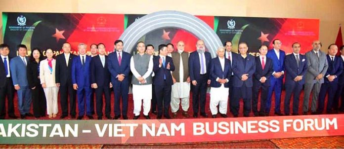 Federal Minister for Commerce Jam Kamal Khan, Vietnam’s Minister of Industry and Trade H.E. Nguyễn Hồng Diên, Federal Ministers Khalid Hussain Magsi, Abdul Aleem Khan, Junaid Anwar Chaudhry, Rana Tanveer Hussain, Parliamentary Secretary for Culture and Tourism Nawabzada Mir Zarain Khan Magsi, along with senior officials and business delegates from both countries, in a group photo at the Pakistan–Vietnam Business Forum