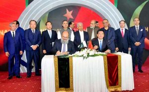 Federal Minister for Commerce Jam Kamal Khan and Vietnam’s Minister of Industry and Trade, Nguyễn Hồng Diên sign the Joint Statement on the official launch of Pakistan–Vietnam Preferential Trade Agreement (PTA) negotiations, while Federal Ministers Khalid Hussain Magsi, Abdul Aleem Khan, Junaid Anwar Chaudhry, Rana Tanveer Hussain, and Parliamentary Secretary for Culture and Tourism Nawabzada Mir Zarain Khan Magsi witness the signing