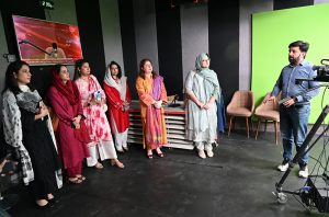 Deputy Director Punjab Food Authority Tahira Mushtaq, and also the participant of 44th Mid-Career Management Course (MCMC) presents a memento to Executive Director Associated Press of Pakistan Sabeen Usman Khattak at APP Headquarters.