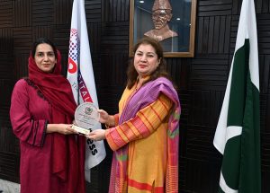 Deputy Director Punjab Food Authority Tahira Mushtaq, and also the participant of 44th Mid-Career Management Course (MCMC) presents a memento to Executive Director Associated Press of Pakistan Sabeen Usman Khattak at APP Headquarters.