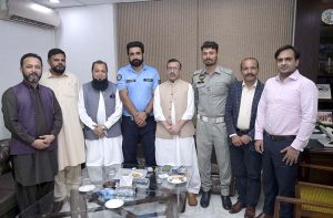 Managing Director of APP, Muhammad Asim Khichi in a group photo with personnel of the Traffic Police during their visit to the APP Headquarters to provide on-site learning driving license services for APP staffers.