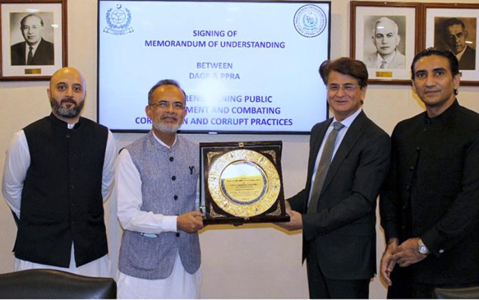 Managing Director PPRA, Mr. Hasnat Ahmed Qureshi, presents a shield to Additional Auditor General (HQs), Mr. Irum Anjum Khan, as a token of goodwill during the MoU signing ceremony between PPRA and DAGP