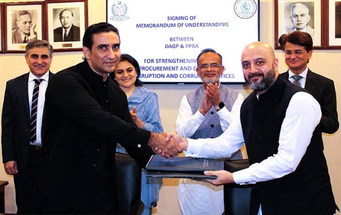 PPRA and DAGP join hands to strengthen transparency and accountability in public procurement. Sheikh Afzaal Raza, Project Director e-PADS, and Mian Iftikhar Ud Din, Director SSA DAGP, sign the MoU in the presence of Mr. Hasnat Ahmed Qureshi, Managing Director PPRA, Ms. Fizza Pervez Afzaal, Deputy Auditor General SSA, and Mr. Irum Anjum Khan, Additional Auditor General (HQs)