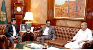 Federal Interior Minister Hassan Naqvi is meeting with Governor Sindh Kamran Khan Tessori at the Governor House. MQM Pakistan Chairman and Federal Minister Dr. Khalid Maqbool Siddiqui is also present on this occasion.