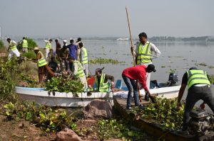 Volunteers participate in Rawal Dam cleanliness campaign