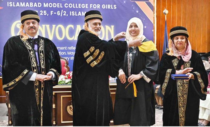 Vice Chancellor Quaid e Azam University, Prof. Dr. Niaz Ahmad Akhtar confers Gold Medal to a graduate at the 7th convocation 2025 Islamabad Model. College for Girls F-6/2