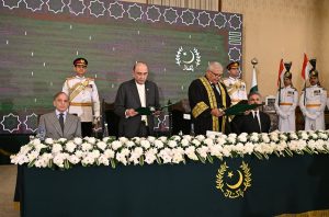 President Asif Ali Zardari administering the oath to Justice Aminuddin Khan as Chief Justice of the Federal Constitutional Court at Aiwan-e-Sadr. Prime Minister Muhammad Shehbaz Sharif and Chief Justice of Pakistan Justice Yahya Afridi are also present.