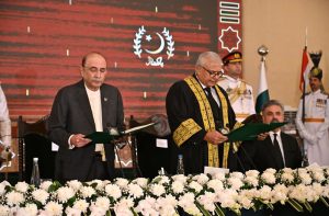 President Asif Ali Zardari administering the oath to Justice Aminuddin Khan as Chief Justice of the Federal Constitutional Court at Aiwan-e-Sadr. Prime Minister Muhammad Shehbaz Sharif and Chief Justice of Pakistan Justice Yahya Afridi are also present.