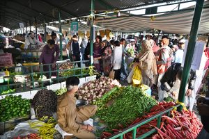 A vendor displaying fish to attract the customers at H-9 Weekly Bazaar in Federal Capital.