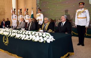 President Asif Ali Zardari administering the oath to Justice Aminuddin Khan as Chief Justice of the Federal Constitutional Court at Aiwan-e-Sadr. Prime Minister Muhammad Shehbaz Sharif and Chief Justice of Pakistan Justice Yahya Afridi are also present.