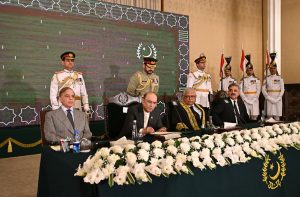 President Asif Ali Zardari administering the oath to Justice Aminuddin Khan as Chief Justice of the Federal Constitutional Court at Aiwan-e-Sadr. Prime Minister Muhammad Shehbaz Sharif and Chief Justice of Pakistan Justice Yahya Afridi are also present.
