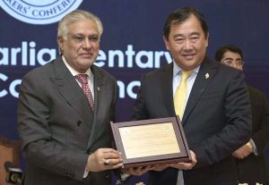 Deputy Prime Minister and Foreign Minister Senator Mohammad Ishaq Dar presenting shield to First Deputy Speaker Parliament of Iran Dr. Ali Nekzad Samarin during the Inter-Parliamentary Speakers’ Conference (ISC).