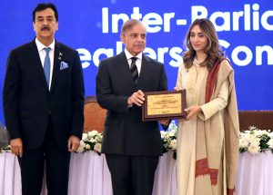 Prime Minister Muhammad Shehbaz Sharif presenting a souvenir to Advisor to Chairman Senate and Ambassador to ISC Misbah Khar at the inaugural session of the Inter-Parliamentary Speakers’ Conference “Peace, Security and Development”.