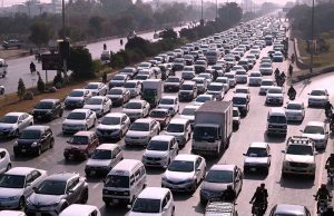 A view of massive traffic jam on Islamabad Expressway near Faizabad