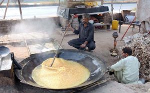 Farmers preparing traditional sweet item ‘Gur’ at Sheikhupura Road.