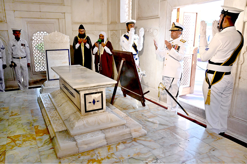 Almirante Sohail Ahmed Azmie Homenageia Iqbal em Cerimônia Emocionante: Veja as Fotos!