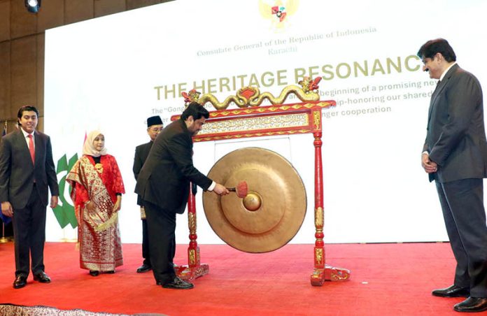Sindh Governor Kamran Khan Tessori strikes the ceremonial Gong Heritage Resonance during celebrations of the 80th Anniversary of the Independence Day of the Republic of Indonesia, joined by Chief Minister Syed Murad Ali Shah and the Consul General.Indonesia Drs. Mudzakir M.A also presents on the occasion