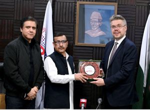 Managing Director, Associated Press of Pakistan, Muhammad Asim Khichi presents souvenir to Director for International Cooperation of Rossiya Segodnya Media Group, Mr. Vassiliy Pushkov during his visit to APP Headquarters.