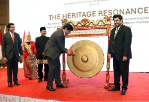 Sindh Governor Kamran Khan Tessori strikes the ceremonial Gong Heritage Resonance during celebrations of the 80th Anniversary of the Independence Day of the Republic of Indonesia, joined by Chief Minister Syed Murad Ali Shah and the Consul General.Indonesia Drs. Mudzakir M.A also presents on the occasion
