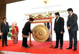 Sindh Governor Kamran Khan Tessori strikes the ceremonial Gong Heritage Resonance during celebrations of the 80th Anniversary of the Independence Day of the Republic of Indonesia, joined by Chief Minister Syed Murad Ali Shah and the Consul General.Indonesia Drs. Mudzakir M.A also presents on the occasion