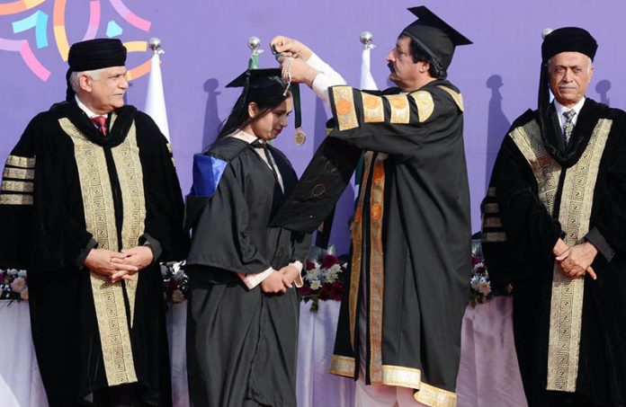 Governor Punjab Sardar Saleem Haider Khan awards medals to position-holding graduates during the 12th convocation of the University of Faisalabad