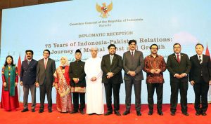 A group photo of Governor Sindh Kamran Khan Tessori, Chief Minister Syed Murad Ali Shah, and host Consul General of Indonesia Drs. Mudzakir M.A pose with diplomats during late-night celebrations of the 80th Anniversary of the Independence Day of the Republic of Indonesia at a local hotel