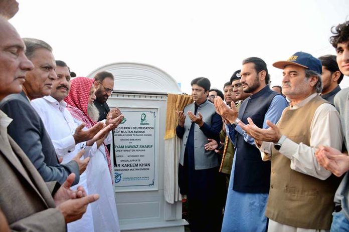 Commissioner Amir Kareem Khan offers dua after unveiling the plaque during the groundbreaking ceremony of a beautification project along a 9-kilometre stretch of the N-5 road, from Syedwala Chowk to Saho Chowk