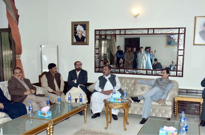 Acting President Syed Yusuf Raza Gilani attended a luncheon hosted by Malik Arshad Mehay, with former MPA Syed Ahmad Mujtaba Gilani and Sajjadah Nashin of Dargah Hazrat Musa Pak Shaheed, Syed Abu Al-Hasan Gilani also present