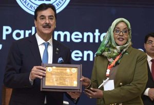 Chairman Senate of Pakistan & Founding Chairman of Inter-Parliamentary Speakers’ Conference (ISC), Syed Yousaf Raza Gilani presents memento to Sadiya Yasin Haji, First Deputy Speaker, House of the People Somalia during the Inter-Parliamentary Speakers’ Conference at a local hotel.