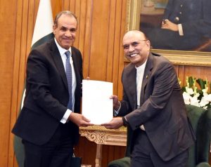 Dr Badr Ahmed Mohamed Abdelatty, Minister for Foreign Affairs, Emigration and Expatriates of Egypt, presenting a message from the President of Egypt to President Asif Ali Zardari at Aiwan-e-Sadr