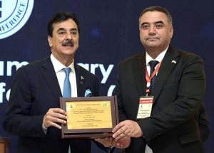 Chairman Senate of Pakistan & Founding Chairman of Inter-Parliamentary Speakers’ Conference (ISC), Syed Yousaf Raza Gilani presents memento to Sadiya Yasin Haji, First Deputy Speaker, House of the People Somalia during the Inter-Parliamentary Speakers’ Conference at a local hotel.