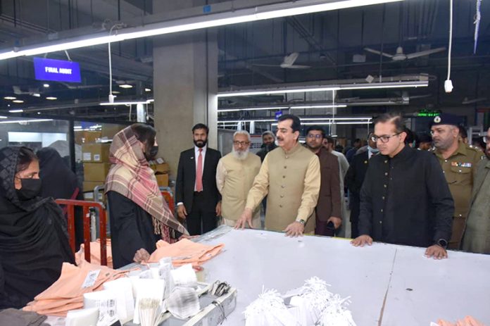 Acting President Syed Yusuf Raza Gilani visited Mahmood Group of Textile Mills, where he was briefed on the company’s production processes, machinery, and export operations. APP/ABB/FHA