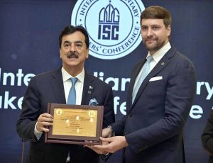 Chairman Senate of Pakistan & Founding Chairman of Inter-Parliamentary Speakers’ Conference (ISC), Syed Yousaf Raza Gilani presents memento to Sadiya Yasin Haji, First Deputy Speaker, House of the People Somalia during the Inter-Parliamentary Speakers’ Conference at a local hotel.