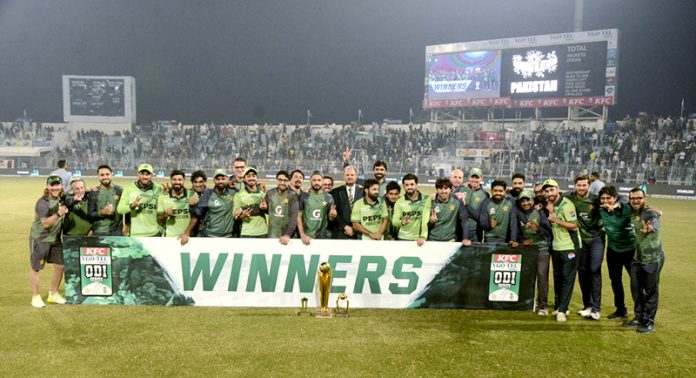 Pakistan team group photo with trophy after winning ODI series against South Africa team at Iqbal Stadium