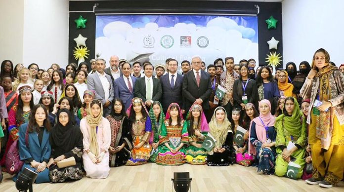 Ambassador of Pakistan to Turkiye Dr. Yousaf Junaid in a group photograph with high achieving students visiting Turkiye from Pakistan
