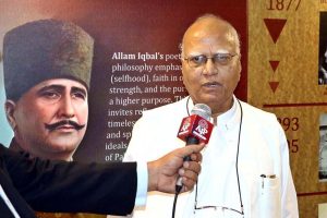A Group photograph Dr. Moinuddin Aqeel eminent Pakistani scholar, author, and literary critic and from Iqbal’s Academy and Head of the SBP Museum Dr. Sikandar Hayat Malik along with participation on the occasion of the “Interpretations of Iqbal’s Life and Thoughts” – Hayat o Fiqar ki Nae Jehten during attend the scholar talks organized as part of the Iqbal Day/Week celebrations at the State Bank of Pakistan (SBP) Museum and Art Gallery