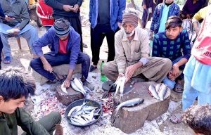 Vendors prepares fish for customers