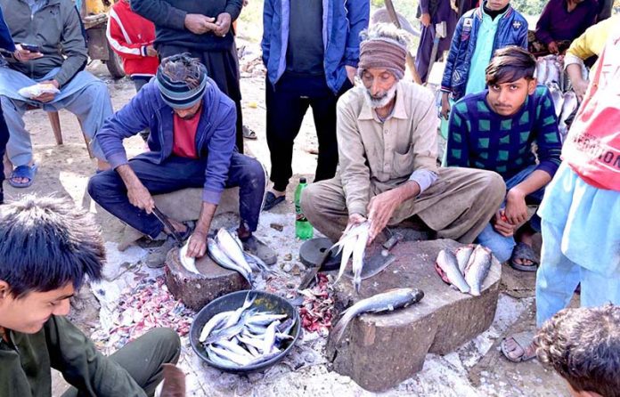 Vendors prepares fish for customers