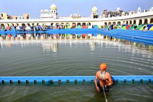 Sikh yatrees performing their religious rituals on the occasion of 556th birth anniversary of Guru Nanak Dev in Nankana Sahib, Guru Nanak was the founder of the religion of Sikhism and the first of ten Sikh Gurus. His birth is celebrated worldwide as Guru Nanak Gurpurab on Kartik Pooranmashi, the full-moon day in the month of Katak, October–November