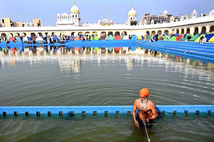 Sikh yatrees performing their religious rituals on the occasion of 556th birth anniversary of Guru Nanak Dev in Nankana Sahib, Guru Nanak was the founder of the religion of Sikhism and the first of ten Sikh Gurus. His birth is celebrated worldwide as Guru Nanak Gurpurab on Kartik Pooranmashi, the full-moon day in the month of Katak, October–November