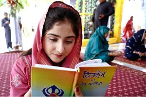 Sikh yatrees performing their religious rituals on the occasion of 556th birth anniversary of Guru Nanak Dev in Nankana Sahib, Guru Nanak was the founder of the religion of Sikhism and the first of ten Sikh Gurus. His birth is celebrated worldwide as Guru Nanak Gurpurab on Kartik Pooranmashi, the full-moon day in the month of Katak, October–November