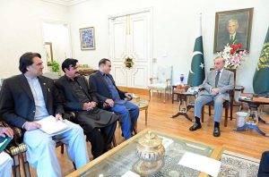 Federal Minister for National Heritage and Culture Mr. Aurangzeb Khan Khichi alongwith Minister of State/SAPM Mubarak Zeb and MNA Zahoor Qureshi called on Prime Minister Muhammad Shehbaz Sharif.