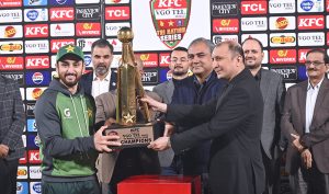 Federal Minister for Interior and Narcotics Control and PCB Chairman, Senator Syed Mohsin Raza Naqvi, presents the trophy to Pakistan T20 captain Salman Ali Agha after Pakistan’s victory over Sri Lanka in the T20I Tri-Nation Series final at the Rawalpindi Cricket Stadium.