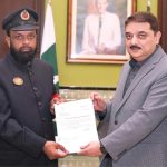 Pakistan Railways staff return PKR 40,000 to a passenger, setting an example of honesty and integrity. Train Manager Mansoor Masood Alam and STE Ijaz were rewarded by CEO Railways on the directions of Federal Minister Muhammad Hanif Abbasi