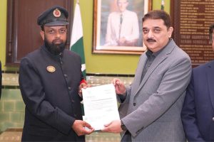 Pakistan Railways staff return PKR 40,000 to a passenger, setting an example of honesty and integrity. Train Manager Mansoor Masood Alam and STE Ijaz were rewarded by CEO Railways on the directions of Federal Minister Muhammad Hanif Abbasi