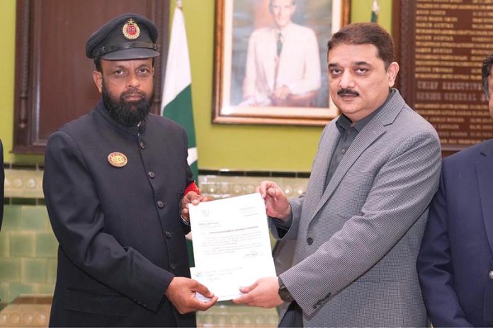 Pakistan Railways staff return PKR 40,000 to a passenger, setting an example of honesty and integrity. Train Manager Mansoor Masood Alam and STE Ijaz were rewarded by CEO Railways on the directions of Federal Minister Muhammad Hanif Abbasi