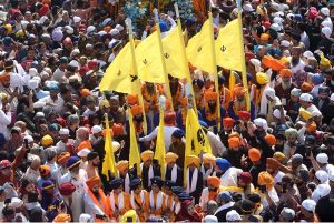 Sikh yatrees performing their religious rituals on the occasion of 556th birth anniversary of Guru Nanak Dev in Nankana Sahib, Guru Nanak was the founder of the religion of Sikhism and the first of ten Sikh Gurus. His birth is celebrated worldwide as Guru Nanak Gurpurab on Kartik Pooranmashi, the full-moon day in the month of Katak, October–November