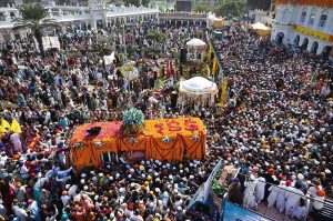 Sikh yatrees performing their religious rituals on the occasion of 556th birth anniversary of Guru Nanak Dev in Nankana Sahib, Guru Nanak was the founder of the religion of Sikhism and the first of ten Sikh Gurus. His birth is celebrated worldwide as Guru Nanak Gurpurab on Kartik Pooranmashi, the full-moon day in the month of Katak, October–November